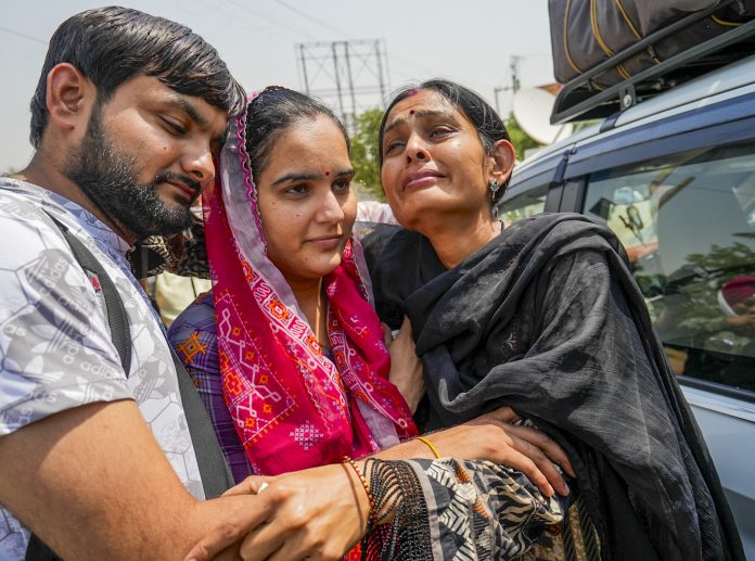 Emotional scenes at Attari as relatives part ways
